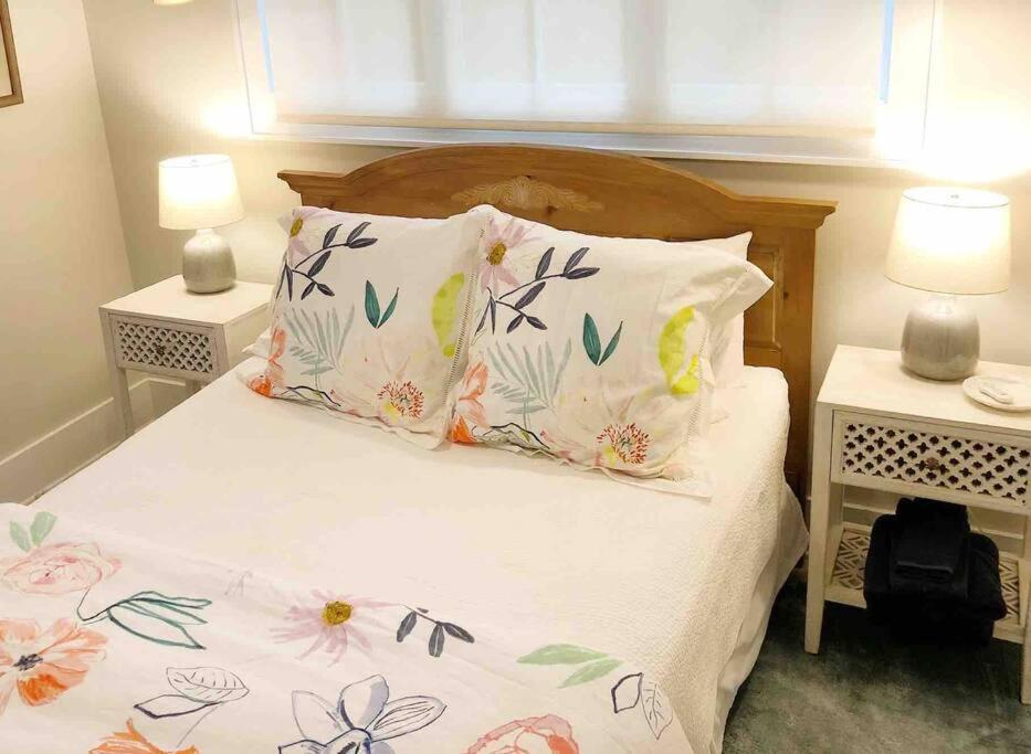 Liz Lane Cottage- Entire Guesthouse تشارلستون المظهر الخارجي الصورة
